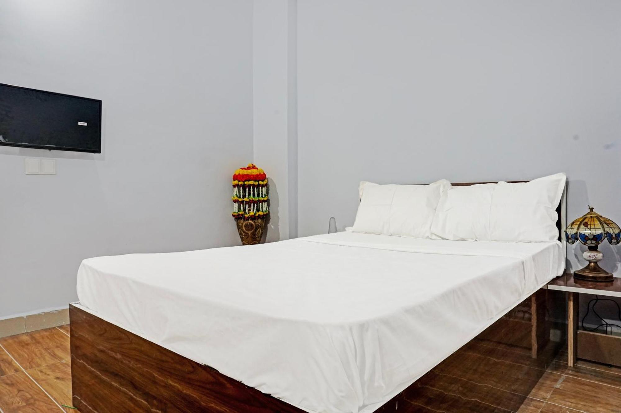 Oyo 820503 Lotus Lodge And Guest House Kharakvasla エクステリア 写真