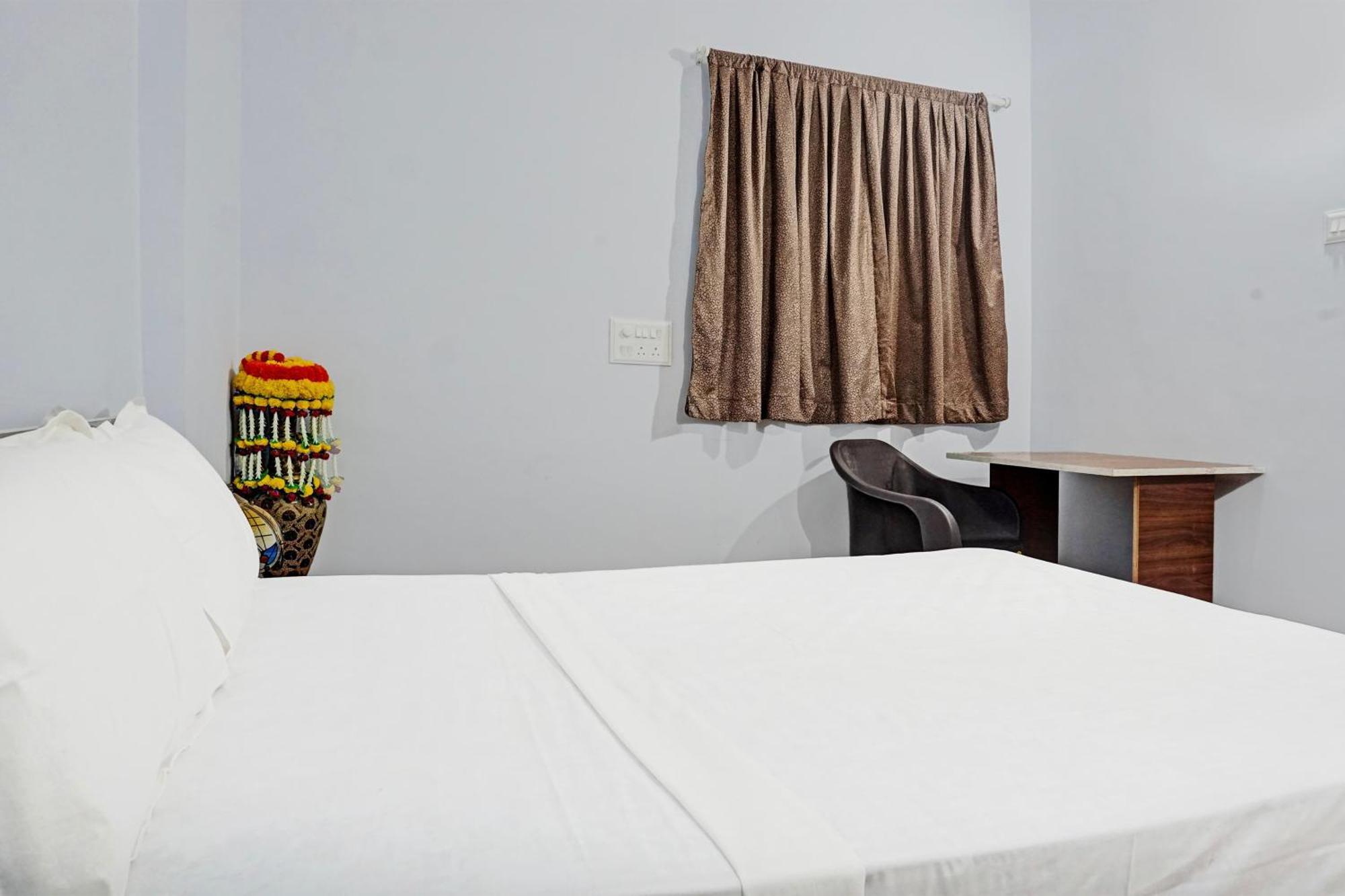 Oyo 820503 Lotus Lodge And Guest House Kharakvasla エクステリア 写真