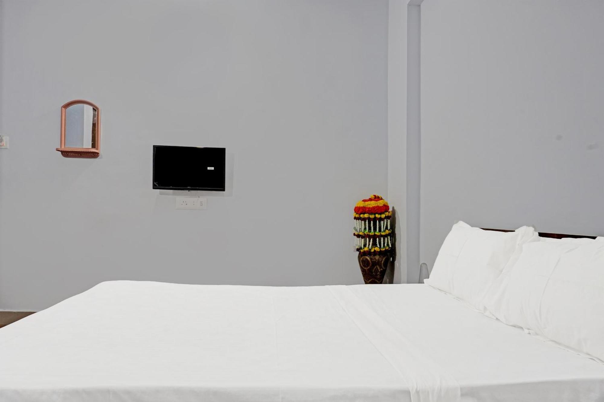 Oyo 820503 Lotus Lodge And Guest House Kharakvasla エクステリア 写真