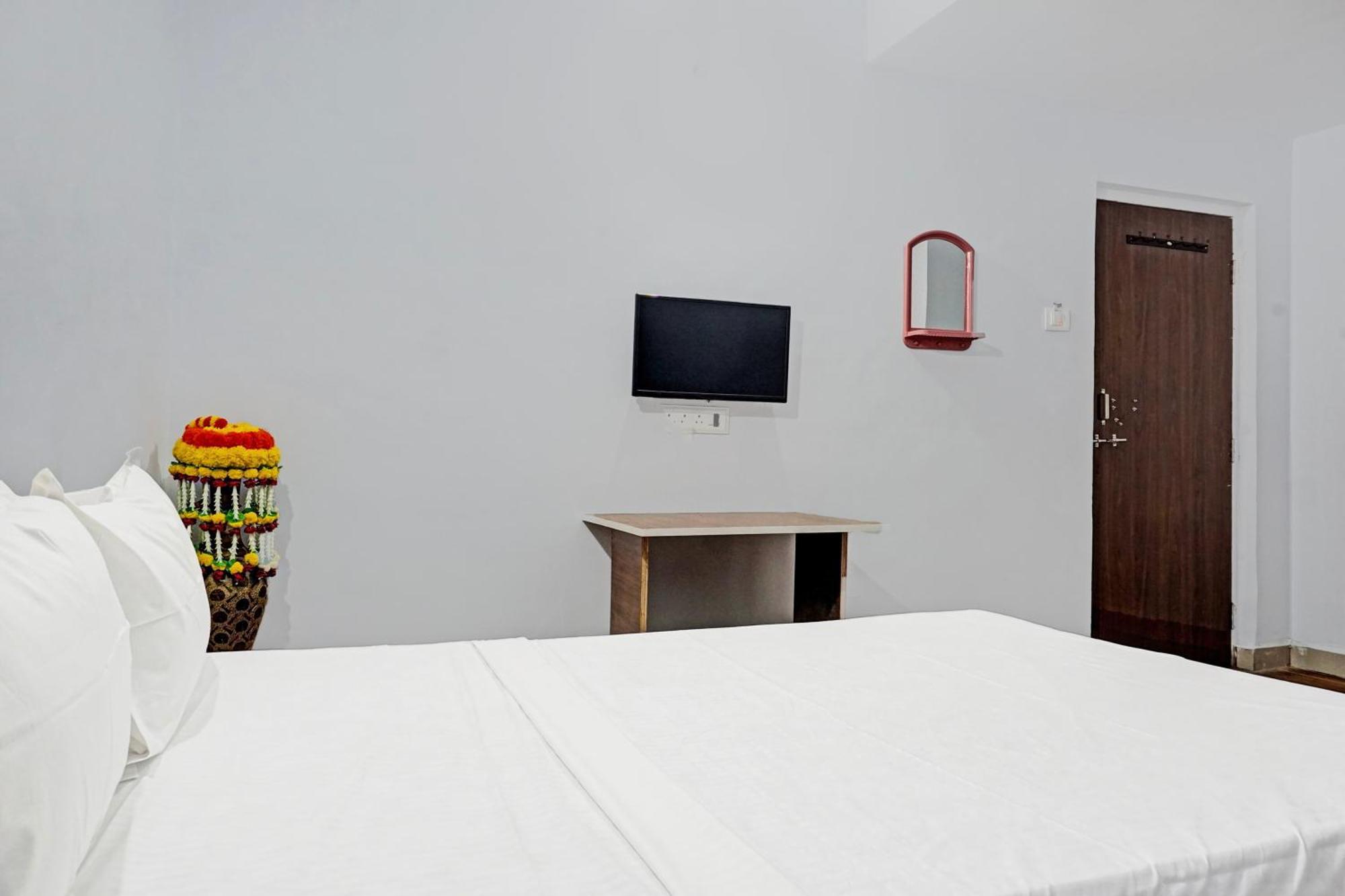 Oyo 820503 Lotus Lodge And Guest House Kharakvasla エクステリア 写真