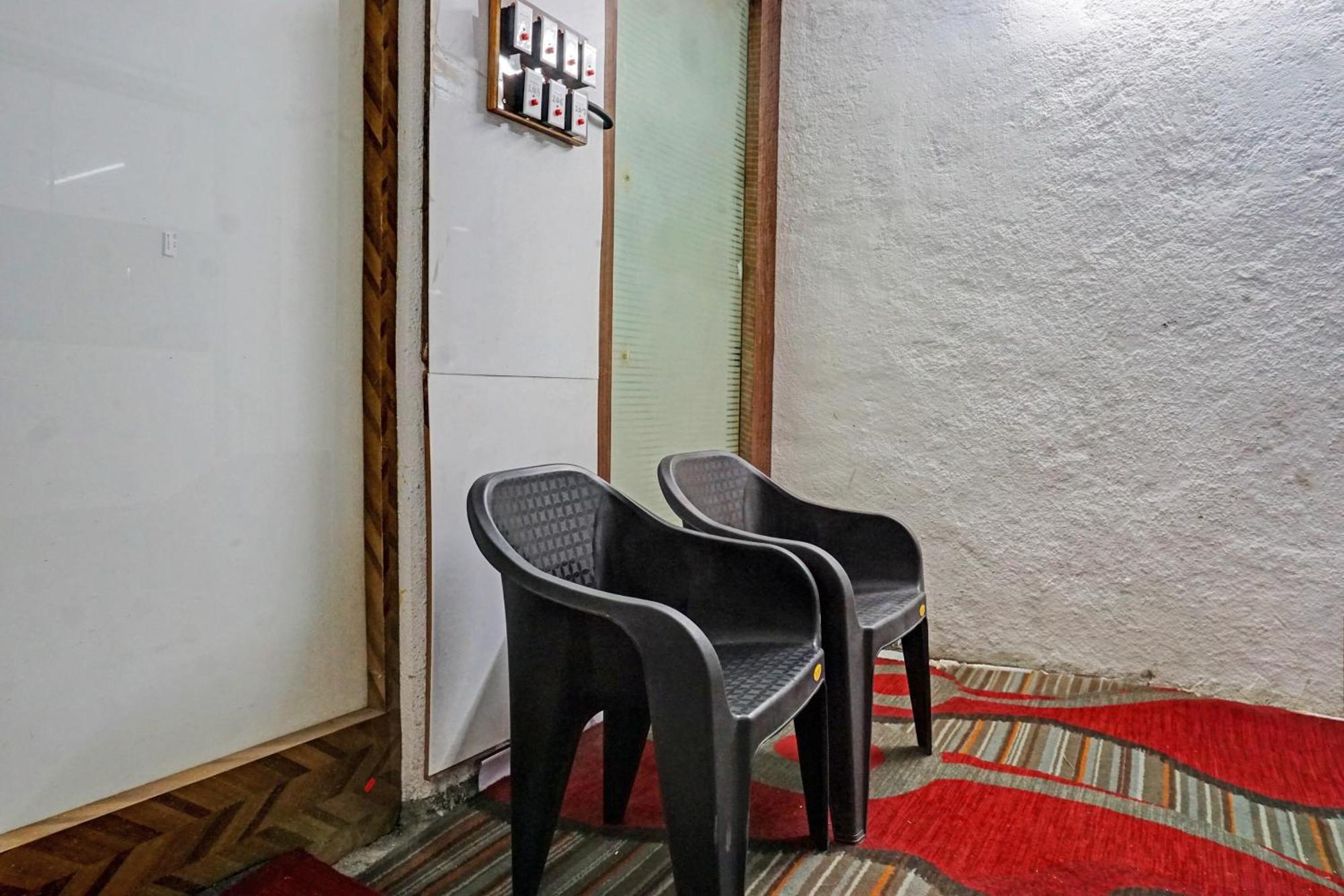 Oyo 820503 Lotus Lodge And Guest House Kharakvasla エクステリア 写真