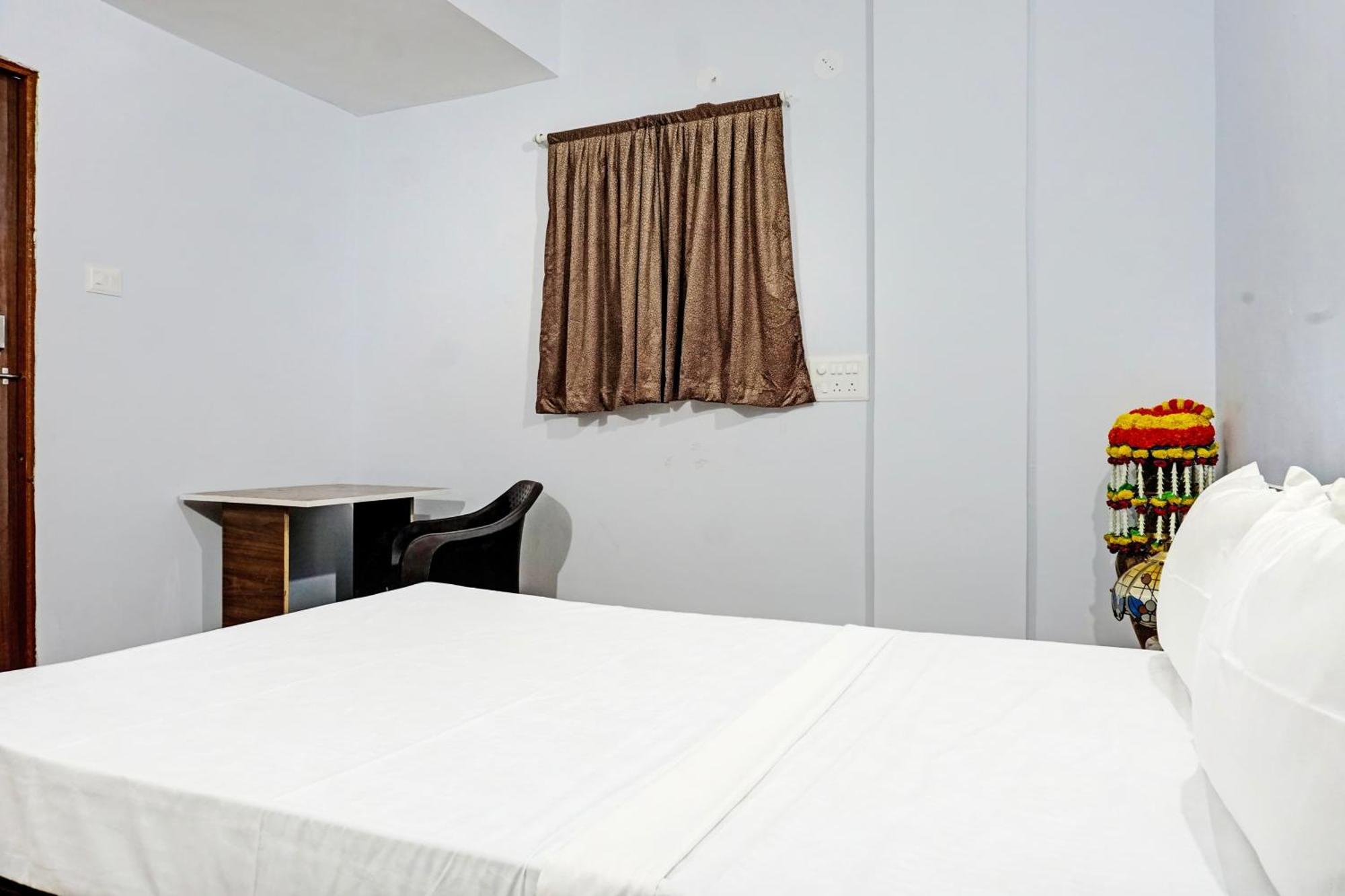 Oyo 820503 Lotus Lodge And Guest House Kharakvasla エクステリア 写真
