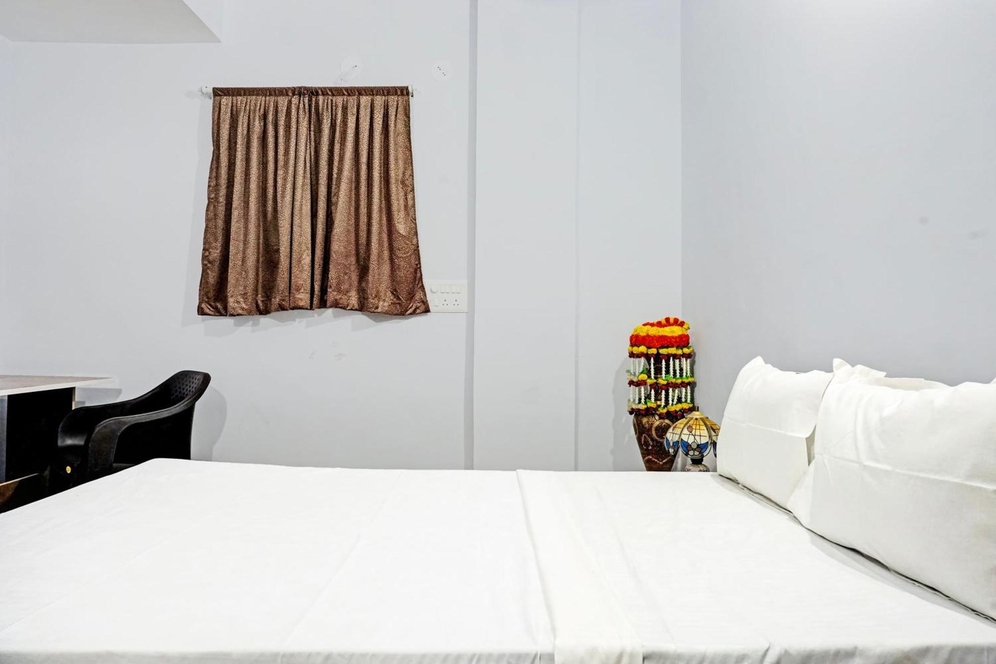 Oyo 820503 Lotus Lodge And Guest House Kharakvasla エクステリア 写真