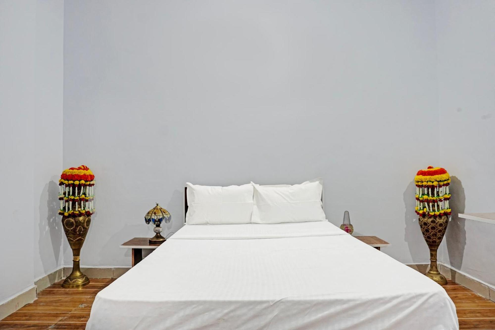 Oyo 820503 Lotus Lodge And Guest House Kharakvasla エクステリア 写真