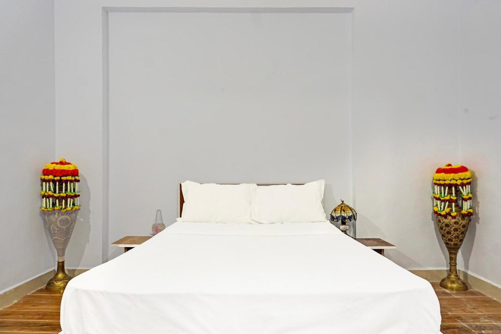 Oyo 820503 Lotus Lodge And Guest House Kharakvasla エクステリア 写真