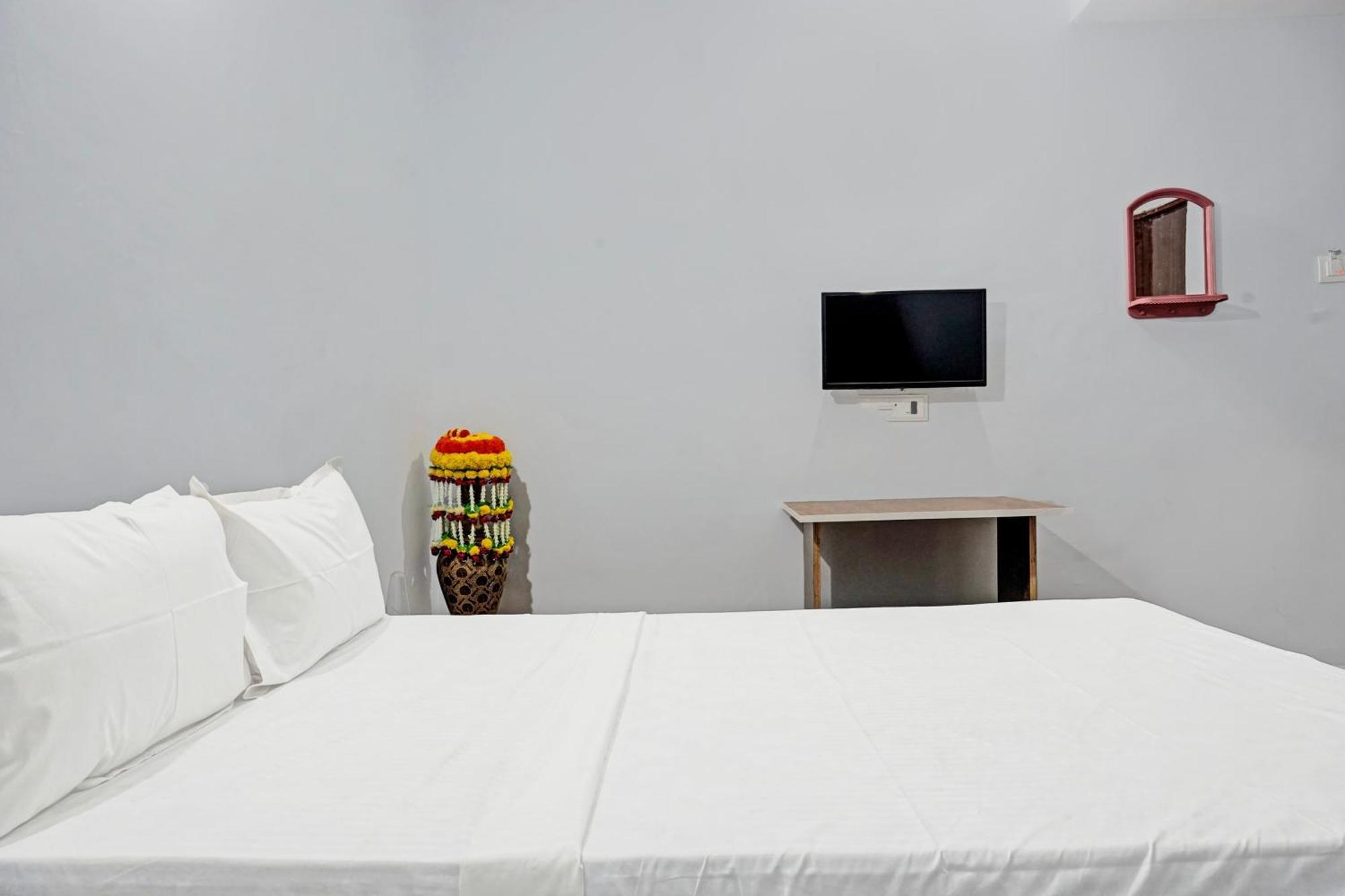 Oyo 820503 Lotus Lodge And Guest House Kharakvasla エクステリア 写真