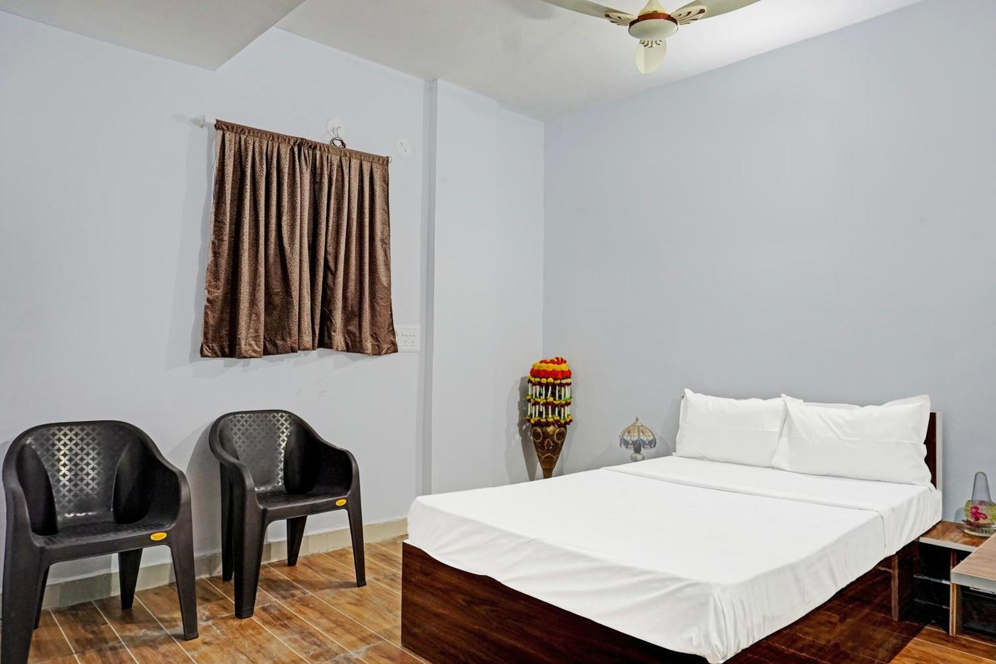 Oyo 820503 Lotus Lodge And Guest House Kharakvasla エクステリア 写真