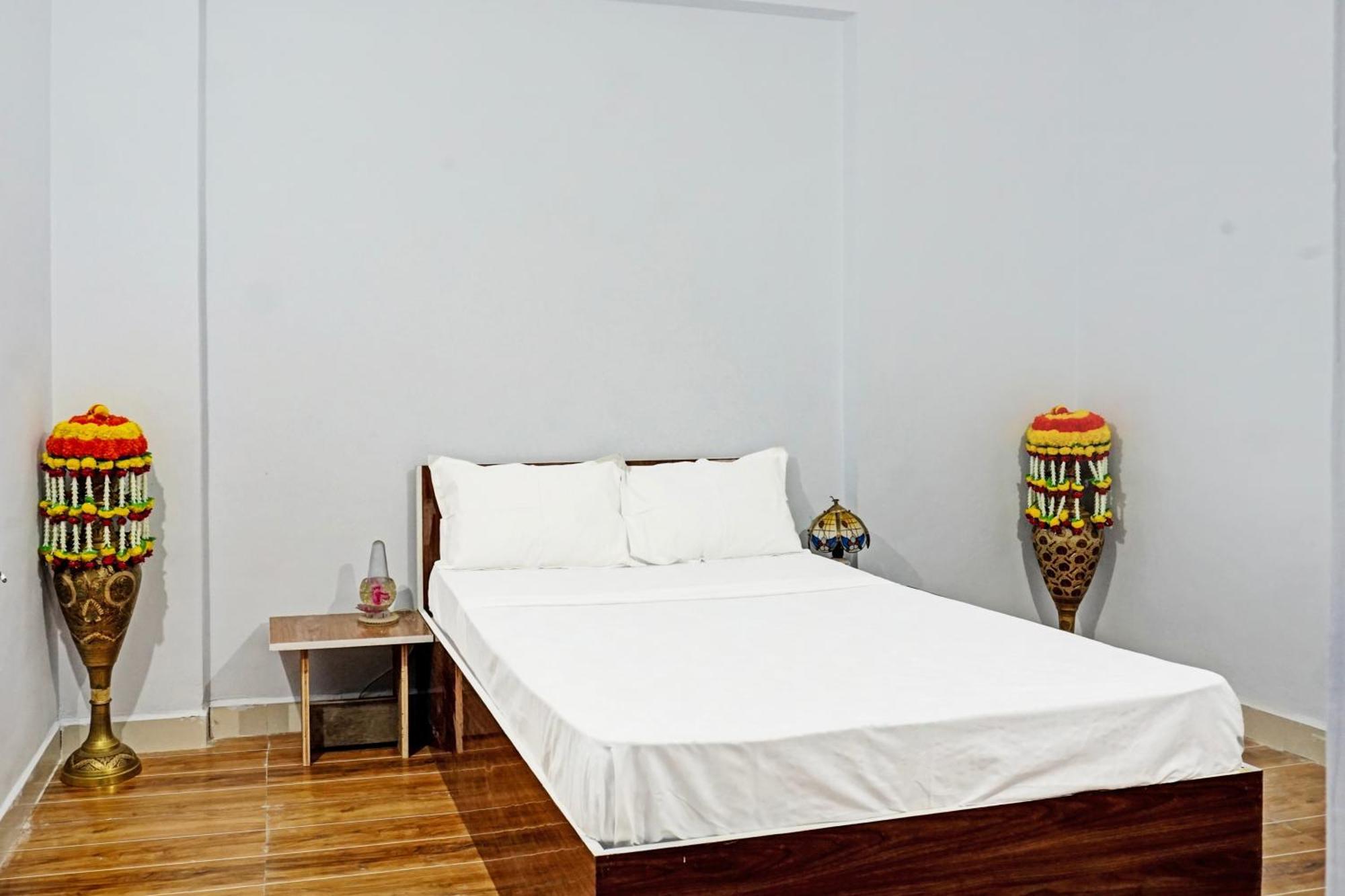 Oyo 820503 Lotus Lodge And Guest House Kharakvasla エクステリア 写真
